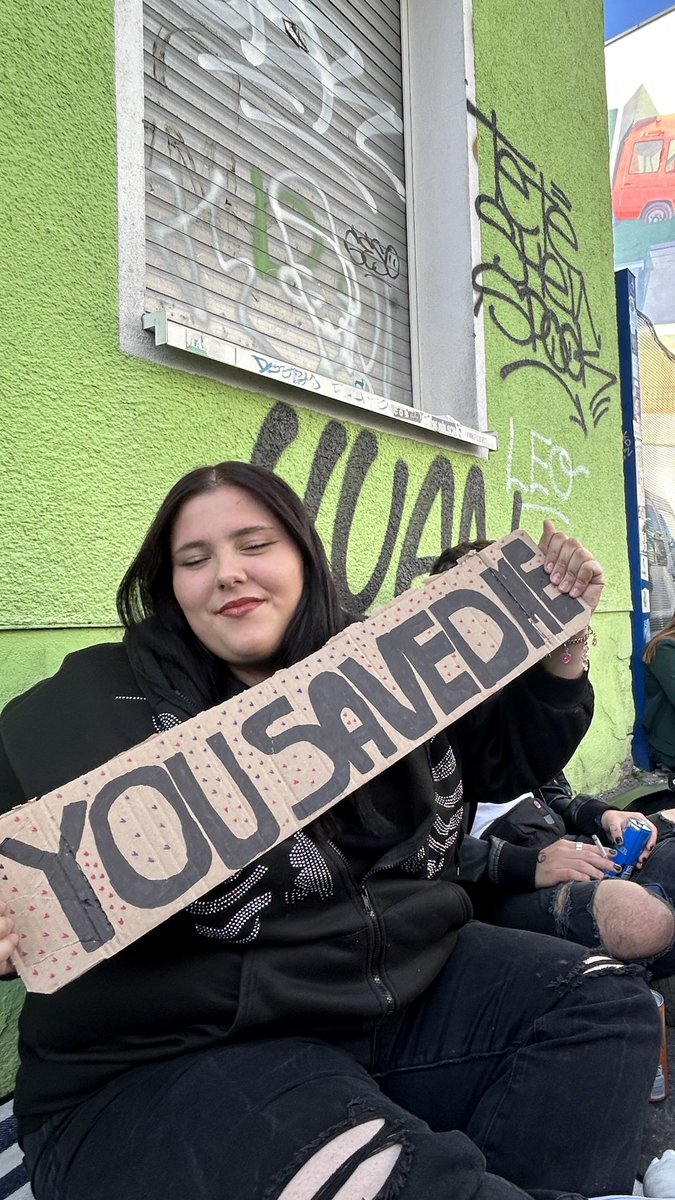yy_baee's tweet photo. Joshua Bassett concert was a 11/10 unfortunately I couldn't take a picture wich is fine. I had several mental breakdowns and he throw me a kiss when he saw my fucked up sign that I made for him couple of hours before the concert !!!!!

 #concert #joshuabassett #cologne https://t.co/cvjTLmwwcy