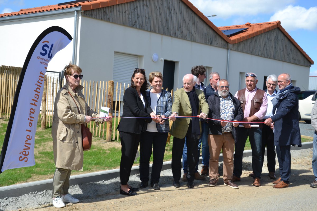 Inauguration de 7 nouveaux logements à Trémentines

Le fruit d'un projet amorcé en 2017 ! Nous étions heureux d'inaugurer 7 pavillons répondant aux critères de Haute Performance Environnementale et de réduction de l'empreinte carbone E3C1