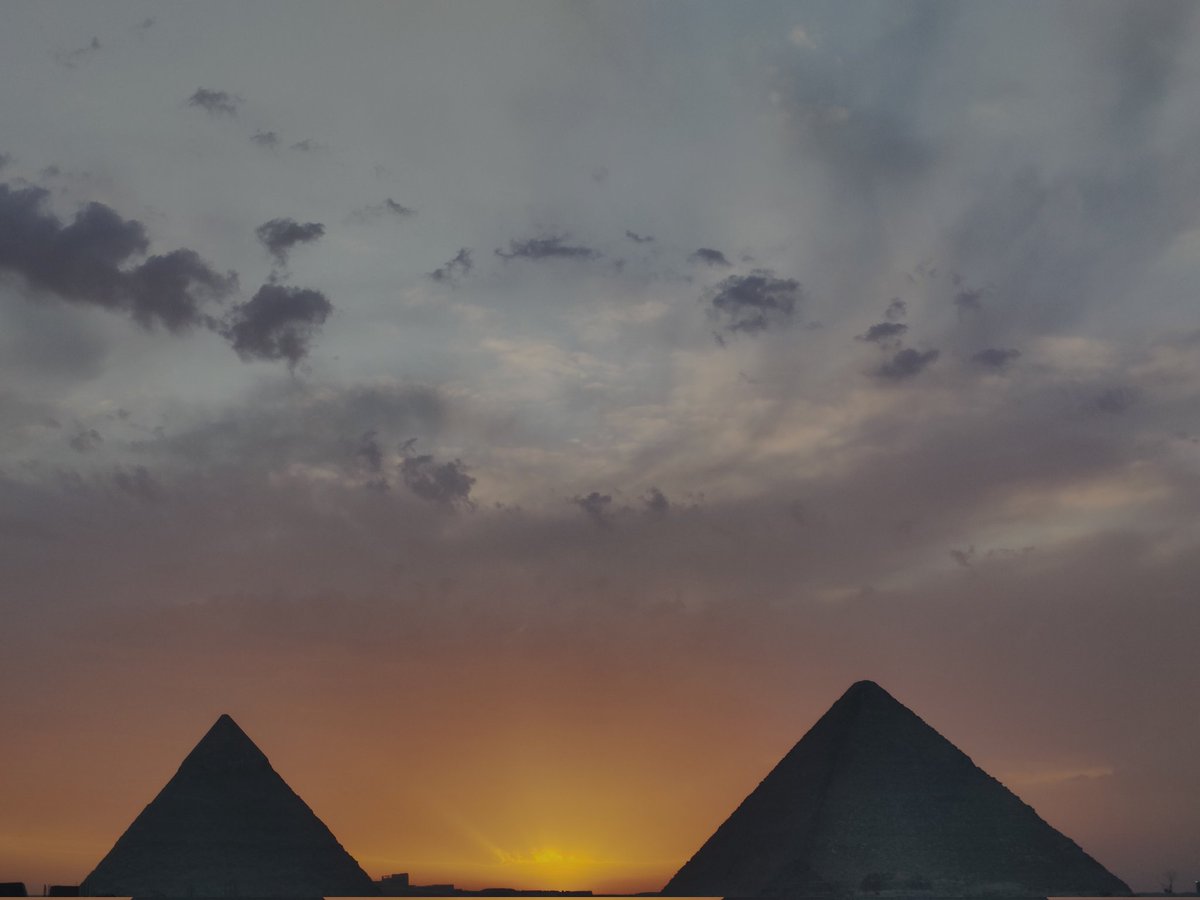 mofathi14's tweet photo. The sun between the Egyptian hugs https://t.co/gtfQfOwIdD