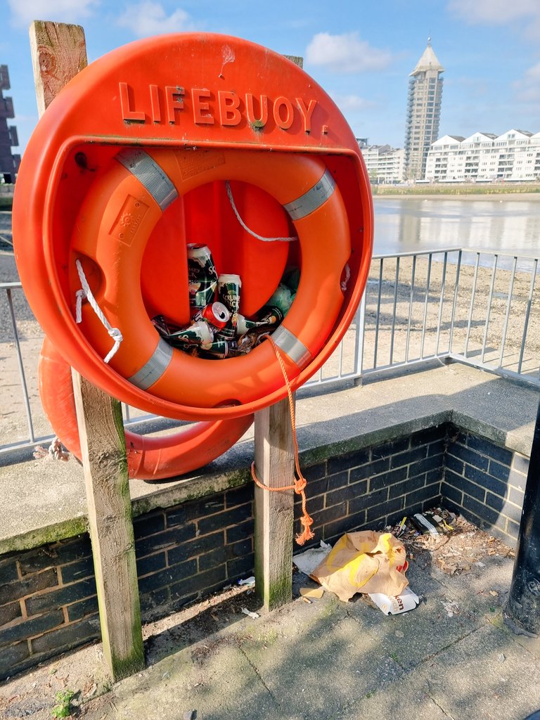 BatterseaBeach's tweet photo. @wandbc @keepbritaintidy Thanks for your help with in the past Wandsworth Council, but we need proper bins here PLEASE PLEASE PLEASE 🙏. This is what is happening as the bins have now been taken away 😱... more litter and plastic pollution in the river. Can you help? https://t.co/q28f1xDhqT