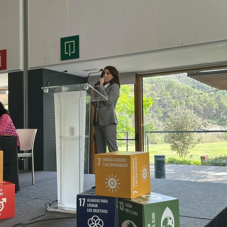Nuestra Directora General, <a href="/IglesiasRaquel/">Raquel Iglesias</a> está presente en la 8a Jornada Networking del @gremirecupera dónde explica las claves de los certificados de #reciclabilidad como oportunidad de los gestores para posicionarse y fidelizarlos.