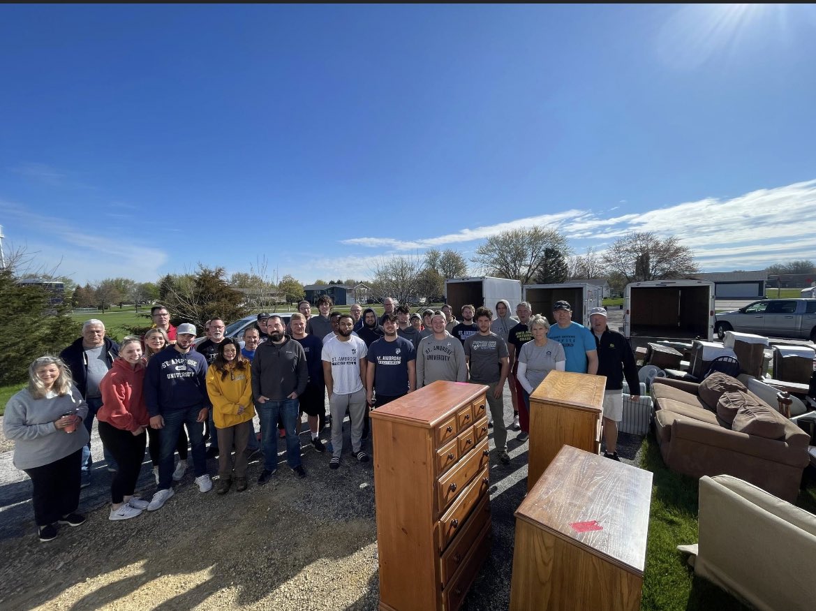 On Saturday some of our players volunteered at Humble Dwellings to deliver household furniture and goods to nine different families in the Quad Cities! #stambroseuniversity #gobees 

m.facebook.com/story.php?stor…