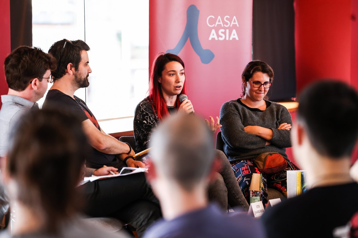 CasaAsia's tweet photo. 👀Mireu quin goig fa aquesta tarda la Sala Mirador del @cececebe, ben plena per parlar de la #cultura visual del #Japó contemporani!

Gràcies a ponents, coorganitzadors i assistents de la taula rodona «Cultura visual japonesa: videojocs, manga i anime»!

https://t.co/bOjE8iQF0J https://t.co/S496fnMxUn