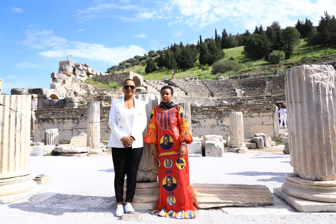 A Éphèse,  j'ai eu le privilège de visiter la maison dans laquelle la Sainte Vierge Marie a vécu avant sa mort. Merci à l'abbé Koko pour la messe et l'exhortation donnée en ce lieu hautement symbolique dans l’histoire de la foi chrétienne. J'ai prié pour notre pays qui traverse