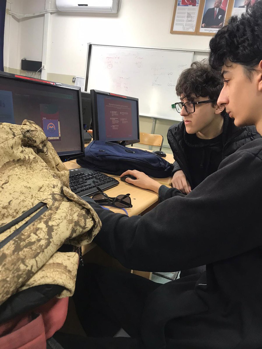 Okulumuzun Bilişim Bölümü Öğrencileri 'Meslek Lisesi Öğrencileri Hayata Dokunuyor' Projesi kapsamında  Veli Toplantısında velilere Bilgisayar  Kullanımı ile ilgili broşür dağıtarak,  Bilgisayar kullanımı hakkında  Bilinç oluşturmaya çalıştılar.