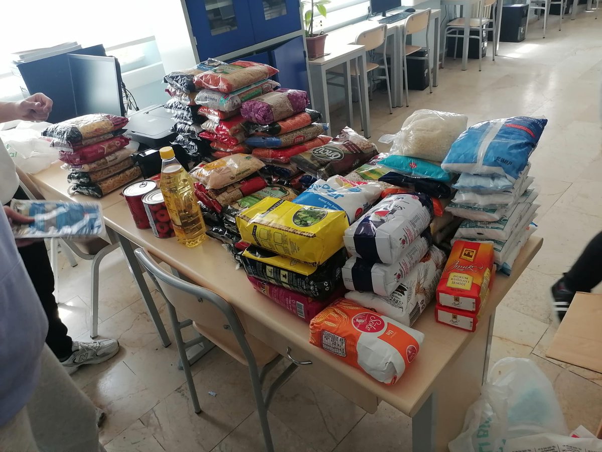 Okulumuzun Muhasebe  Bölümü Öğrencileri ''Meslek Lisesi Öğrencileri Hayata Dokunuyor' Projesi kapsamında  Ramazan Ayı ında önceden belirlenen ve durumu iyi  olmayan ailelere  gıda yardımı yaptı. Öğrencilerimize ve öğretmenlerimize  gösterdikleri çaba ve emek için teşekkür ederiz.