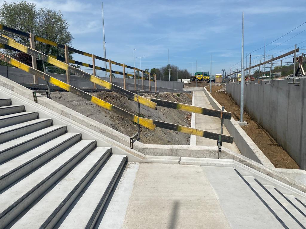 En gare d'Athus dans la province de Luxembourg, la <a href="/SNCB/">SNCB</a> et <a href="/Infrabel_FR/">Infrabel_FR</a> modernisent l'infrastructure de gare. Un couloir sous voies et le rehaussement des quais dissuadent les traversées de voie sauvages. Les quais sont  équipés et le parking 🚗 aménagé. tvlux.be/video/info/le-…