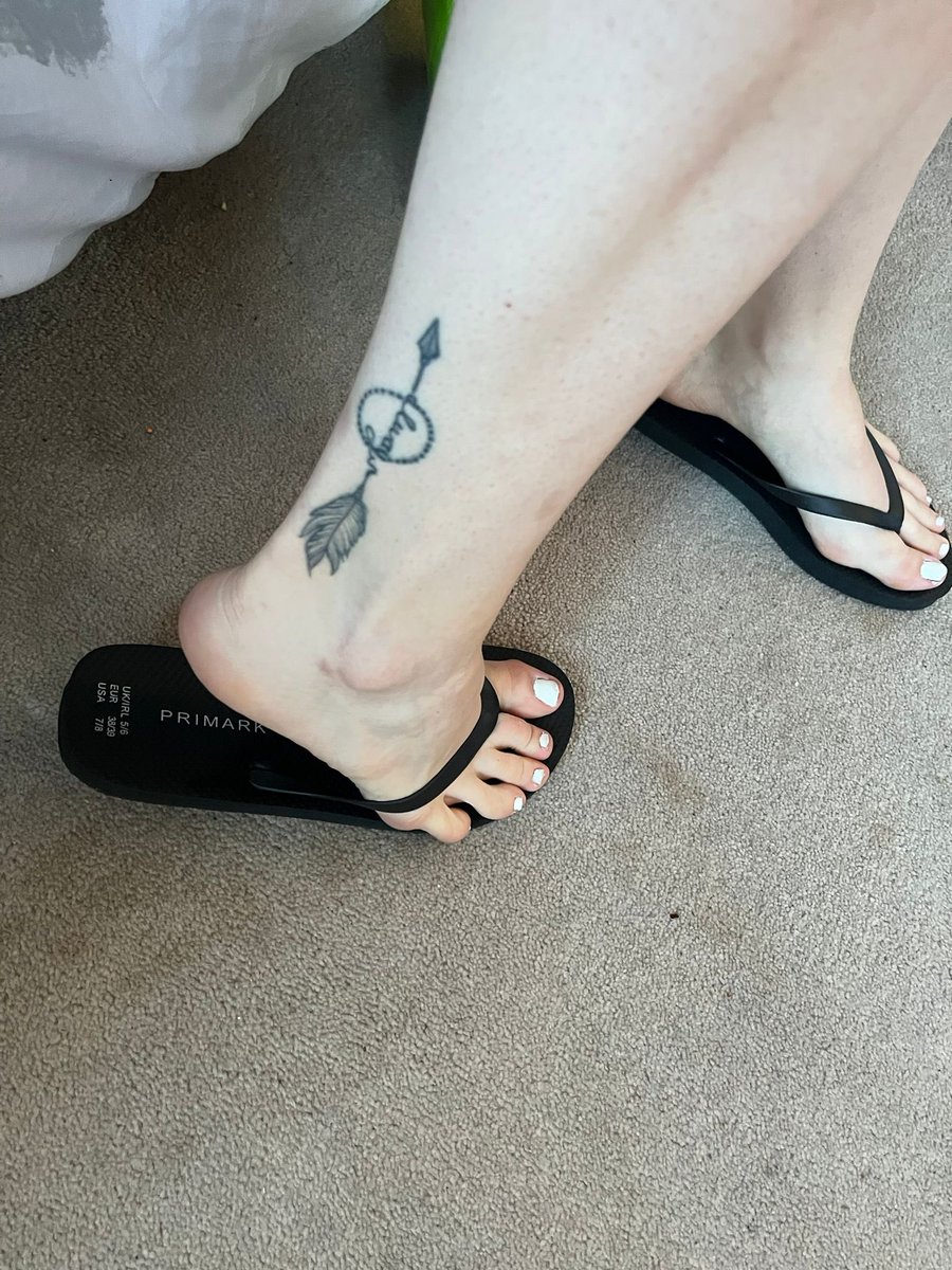 vicky_feet22's tweet photo. @feetandsoles5 @l0verforf00t @athenasoles_ https://t.co/636YdYZ7y1