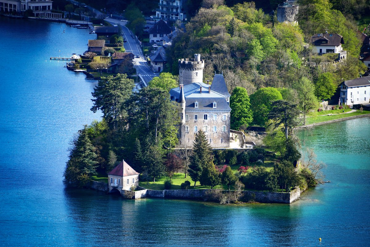 French_Moments's tweet photo. This is the romantic castle of Duingt, photographed last week from the Roc de Chère above #LakeAnnecy.
https://t.co/tiXwMrvZw3
.
.
.
#auvergnerhonealpestourisme #savoiemontblanc #EnFranceAussi #ExploreFrance #MagnifiqueFrance #duingt #frenchmoments #annecymountains https://t.co/GjEKANXg4G