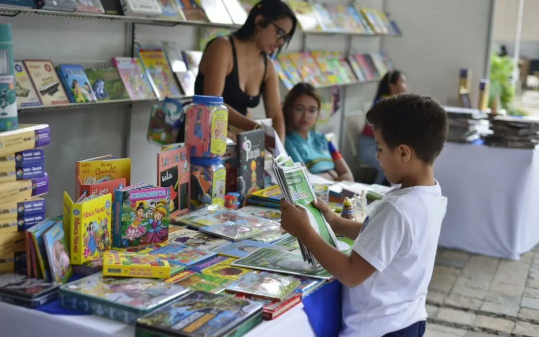 mirandoafuturo's tweet photo. "Seguiremos promoviendo espacios como este (Filven Miranda), para que la lectura siga presente en nuestro andar", así lo expresó el Gobernador Héctor Rodríguez. #Filven #FilvenMiranda #Miranda #5May https://t.co/gGjrsXztto https://t.co/aOWQ8vuWcw