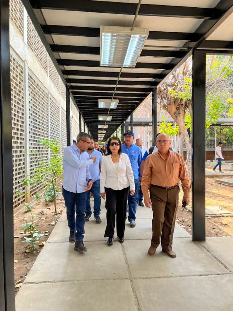 willy_casanova's tweet photo. Hoy entregamos los primeros avances de los trabajos que desarrollamos a través de la @MVzlaBella, en la Facultad de Ingeniería, de @LUZadn. Los estudiantes cuentan con espacios dignos y rehabilitados para recibir sus clases presenciales.

@NicolasMaduro
@JacquelinePSUV https://t.co/mL8lcWxk5S