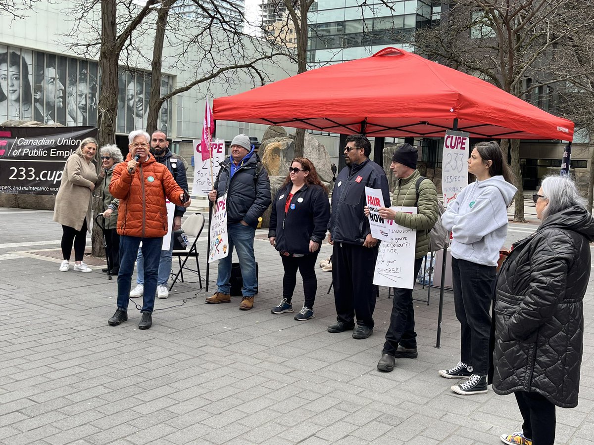Poleconomist's tweet photo. The bargaining team at #CUPE233 is here and ready to bargain.
@FredHahnCUPE President of @CUPEOntario brings the fire…
“#EnoughIsEnoughOn @TorontoMet U, Shame on you” #OnLab https://t.co/FPo4pXC3nV