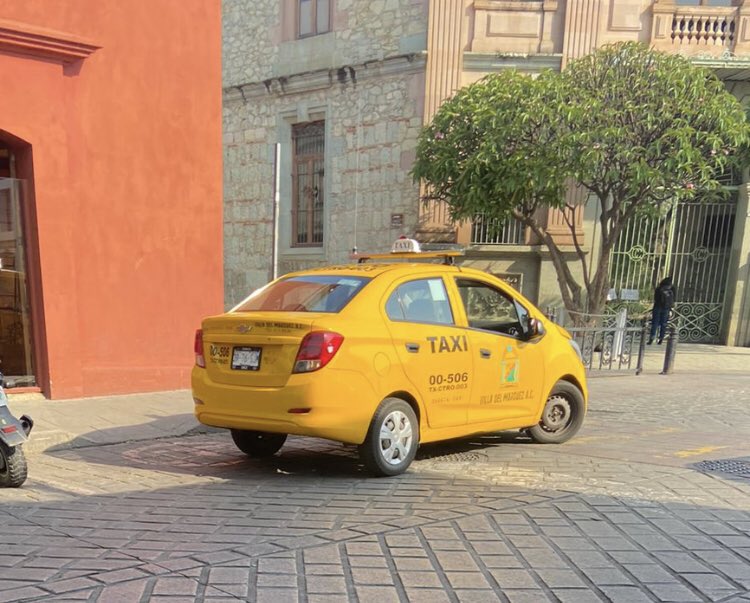 MoniOcampo_'s tweet photo. ⚠️No por ser amarillos son taxis seguros @SEMOVI_GobOax este taxista acosador siguió a mi hermana hoy por la mañana, en el trayecto de una calle, ella buscó lugar para resguardarse, por la hora los negocios aún estaban cerrados fue a las 8:20 aprox, había poca gente aún caminando https://t.co/3K22wupSDX