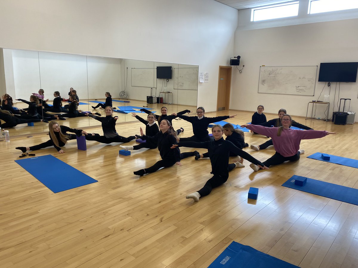 LevenmouthAc's tweet photo. Our S1 School of Dance were practicing their splits today! Excellent work 🩰👯♀️ #ICAN #LEVAcPe https://t.co/GSpGDjmoQp