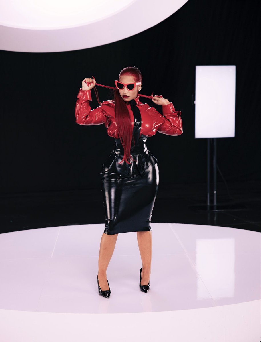 theedelicate20's tweet photo. Watch party for #AloneMusicVideo on YouTube?? Who's in? ❤️🎀 #Alone #NickiMinaj #Kimpetras https://t.co/YXPbndaVc9