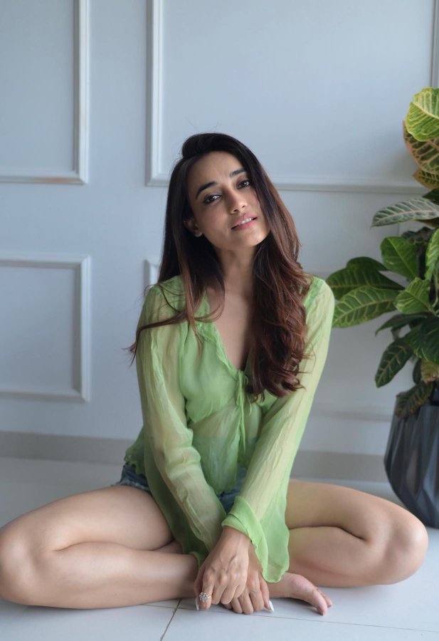 FvTHMX3agAEwdyC?format=jpg&name=900x900