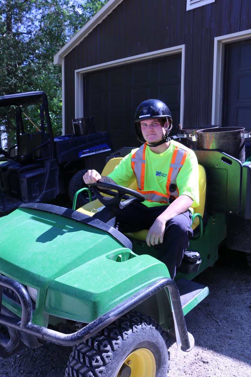 CraigleithPP's tweet photo. Are you looking for summer job? 

Craigleith is looking for gate attendants and maintenance workers.

Brush up your resume and drop it off this weekend at the Craigleith Provincial Park Office between the hours of 8:00 am – 4:00 pm. https://t.co/YOqsgA138T