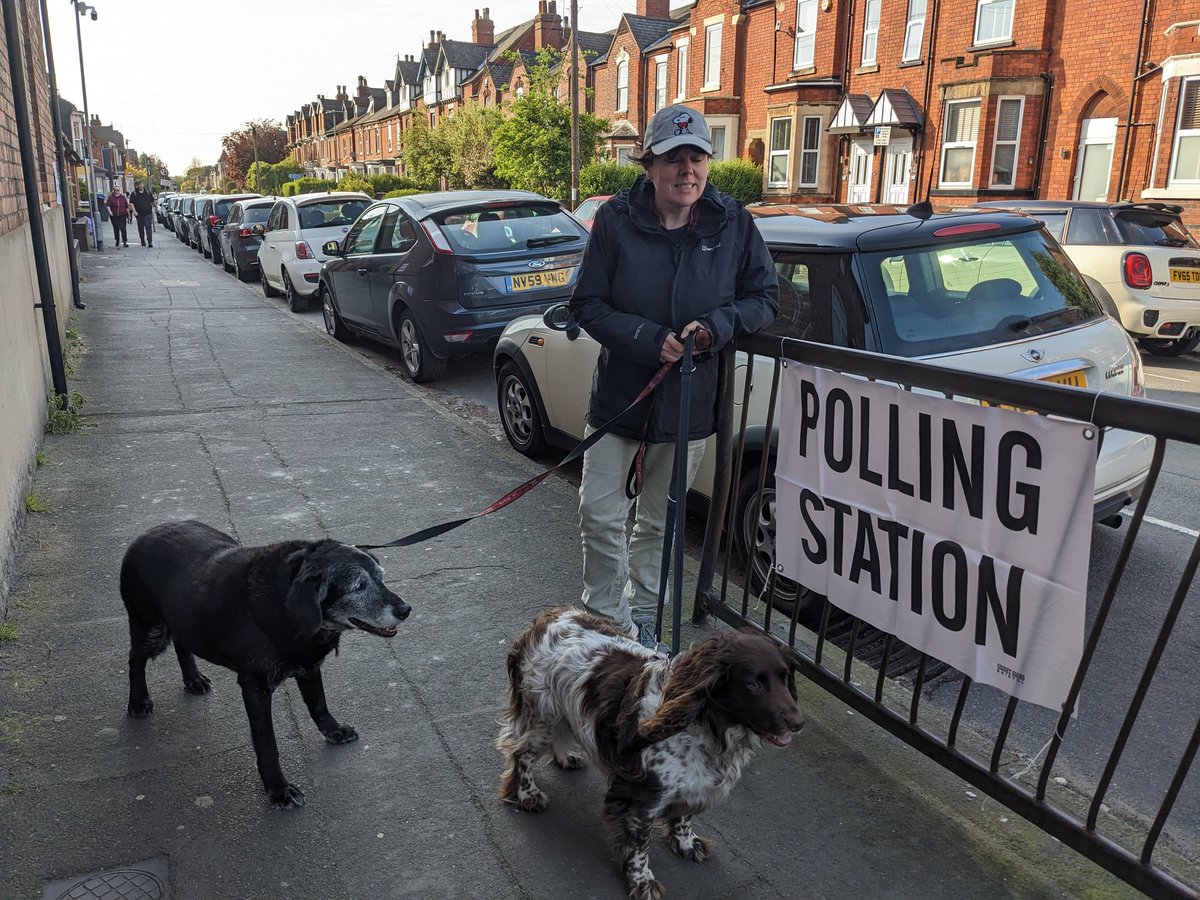 StefanMillson's tweet photo. #dogsatpollingstations Our dogs enjoyed the walk out to vote! https://t.co/qjxo9TpuQv