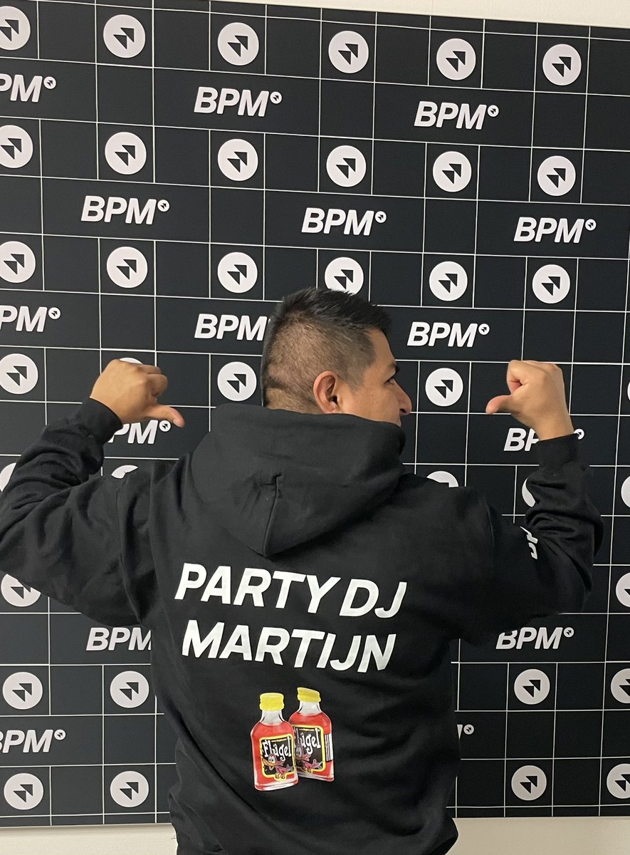 Hoeveel jaar??? ik ben er iig vandaag aan herinnerd dat ik al HEEEL lang werk voor <a href="/BPMbookings/">BPM Bookings</a> 🙏🏻 voor alle leuke klussen in binnen en buitenland, hilarische team borrels, steun in mindere tijden, deze leuke hoodie, en het vertrouwen in elkaar. Zo wordt je samen 100 #TeamBPM