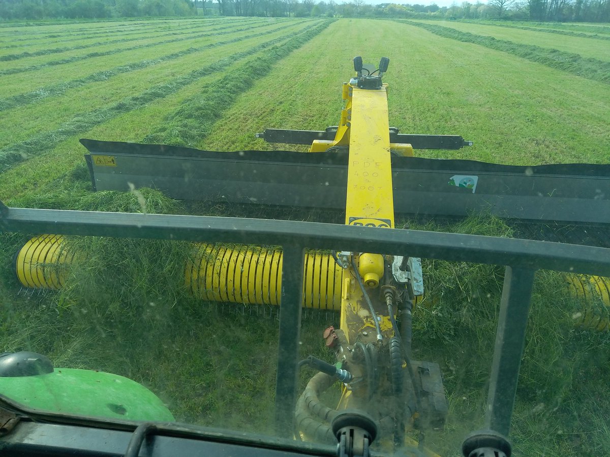 Faire un débat sur la #PAC avec <a href="/INRAE_France/">INRAE</a> et @ChLambert_FNSEA puis se dépêcher de rentrer pour andainer !