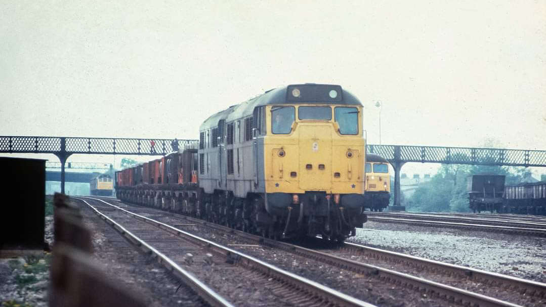 Time for some #ThirtyOnesOnThursday - another Ektachrome slide from the loft. 31178 & 276 pass the site of Langley Mill Station with a Corby-bound (?) steel train on 27th May 1981. For the record, they're overtaking 25282 on the Up Slow & 56049 in the yard.