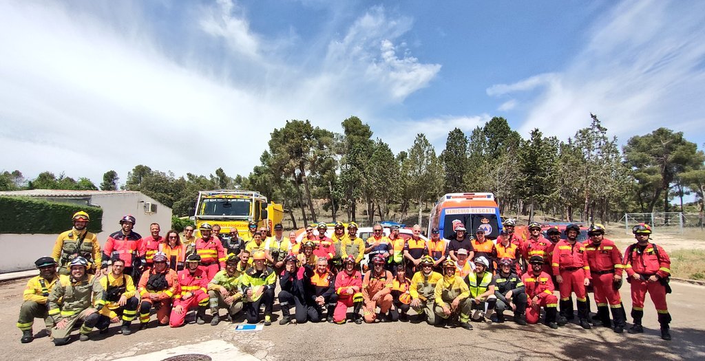 Hoy 4 d mayo se celebra el #InternationalFirefightersDay surgido tras el fallecimiento d 5 bomberos, durante las labores de extinción d un #IF ocurrido en Linton (Victoria, #Australia).
Nuestro reconocimiento a todxs lxs #Bomberxs #BomberxsForestales y combatientes de #IIFF