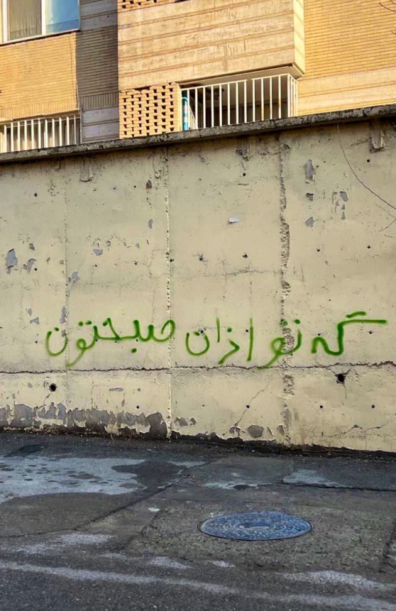 Sonofthebeach22's tweet photo. داوودی، معاون دادستان استان مرکزی خطاب به  #یوسف_مهراد و #سعدالله_فاضلی_زارع گفته بود؛ «من خودم به دلیل اینکه به پیامبر توهین کرده‌اید شما را اعدام خواهم کرد.» https://t.co/aHRZsk1ieF