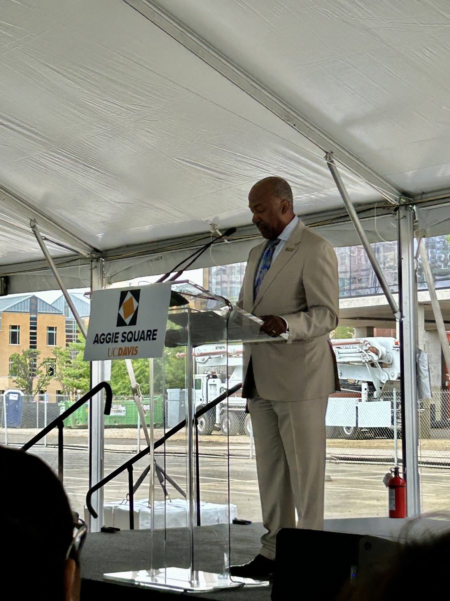 DebbyStegura's tweet image. ⁦@UCDAggieSquare⁩ arises from the exceptional vision of ⁦@Chancellor_May⁩. Work, innovation, study, housing. Community. #toppingoff #GoAgs