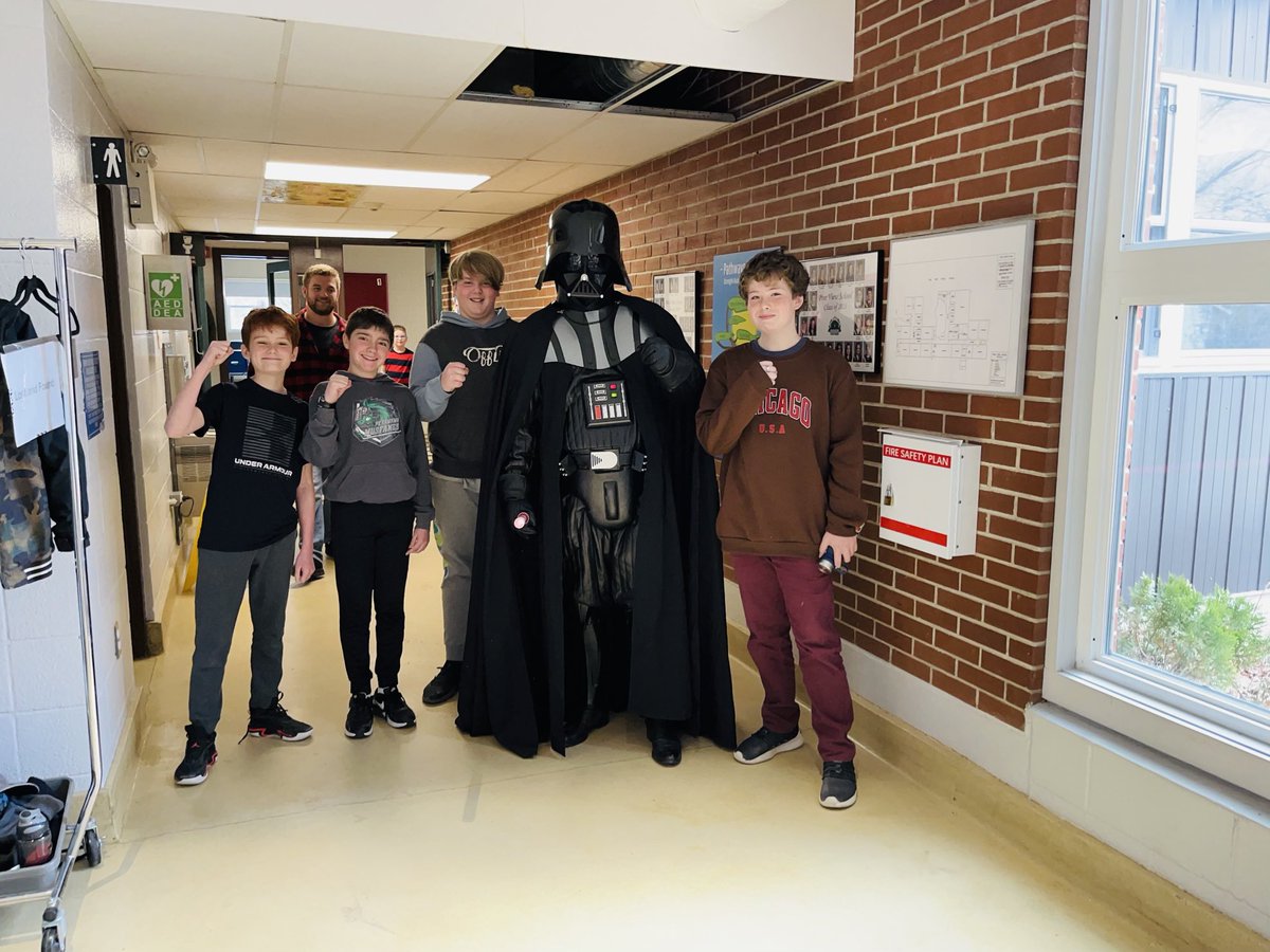 Mighty flagship dropped special visitor with important message ⁦<a href="/PVWPanthers/">PineViewPS</a>⁩ #stayinschool #may4thbewithyou