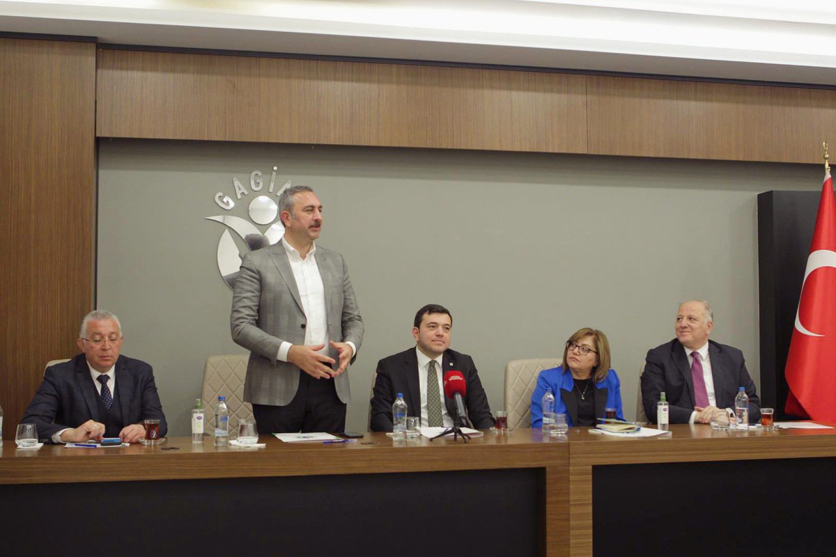 Gagiad's tweet photo. Önceki Dönem Adalet Bakanı @abdulhamitgul, Gaziantep Milletvekili @nejatkocer, Gaziantep Büyükşehir Belediye Başkanı @FatmaSahin, Ak Parti Gaziantep İl Başkan @ErtugrulTEYMUR ve beraberindeki heyet, dernek merkezimizde üyelerimizle bir araya geldi. https://t.co/PqLnEXfe1a