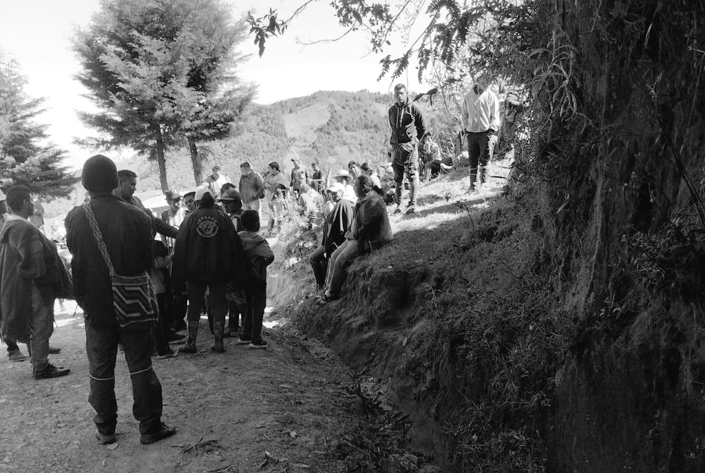 CapazMauricio1's tweet photo. #ATENCIÓN la situación de emergencia humanitaria en #Jambalo no ha terminado, familias desplazadas, copamiento de vienes civiles, zonas minadas, confinamiento, y amenazas. Llamado urgente al gobierno a coordinador actos de emergencia con las autoridades Indígenas. #SOS https://t.co/cv5r8zLjHe