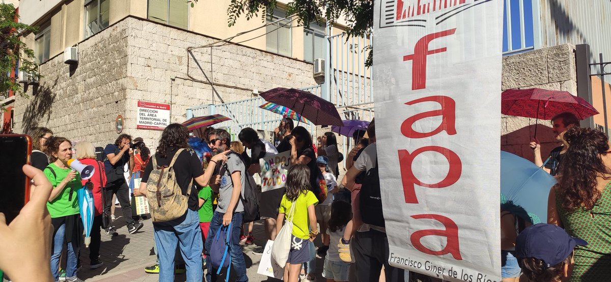 ☝️ Esta tarde he acudido a la protesta de las familias ante la Consejería de Educación por la falta de medidas para paliar las olas de calor que cada año son más frecuentes y tempranas. Ls que afirman que el cambio climático 'es un ciclo' solo proponen más abanicos de papel 😥