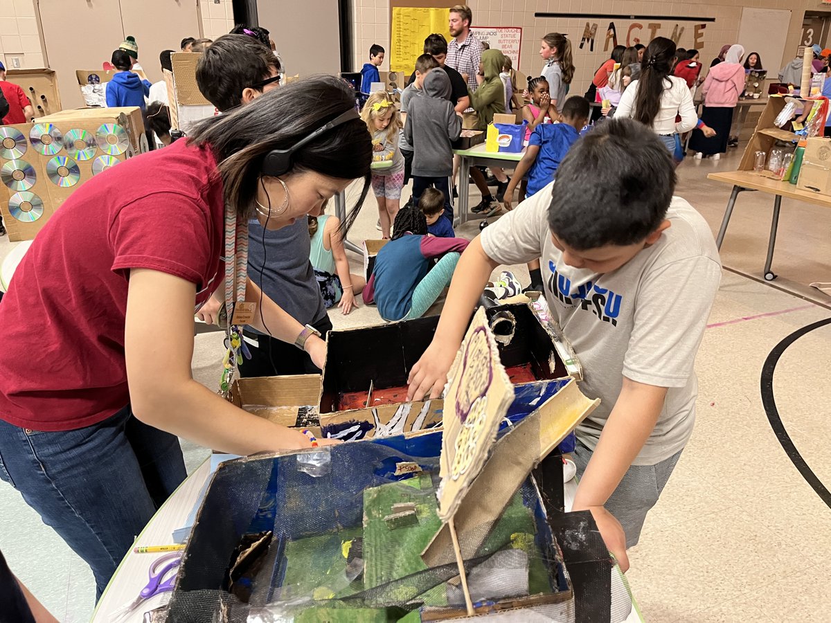 OakRidgeMagnet's tweet photo. The Oak Ridge Arcade popped up at school this morning!  4th and 5th graders designed and built arcade games and pinball machines, and invited K-3 learners to give their games a try.  Big shoutout to @MrWaltersSTEM for making this annual event a reality! https://t.co/SrNKN6s0OF