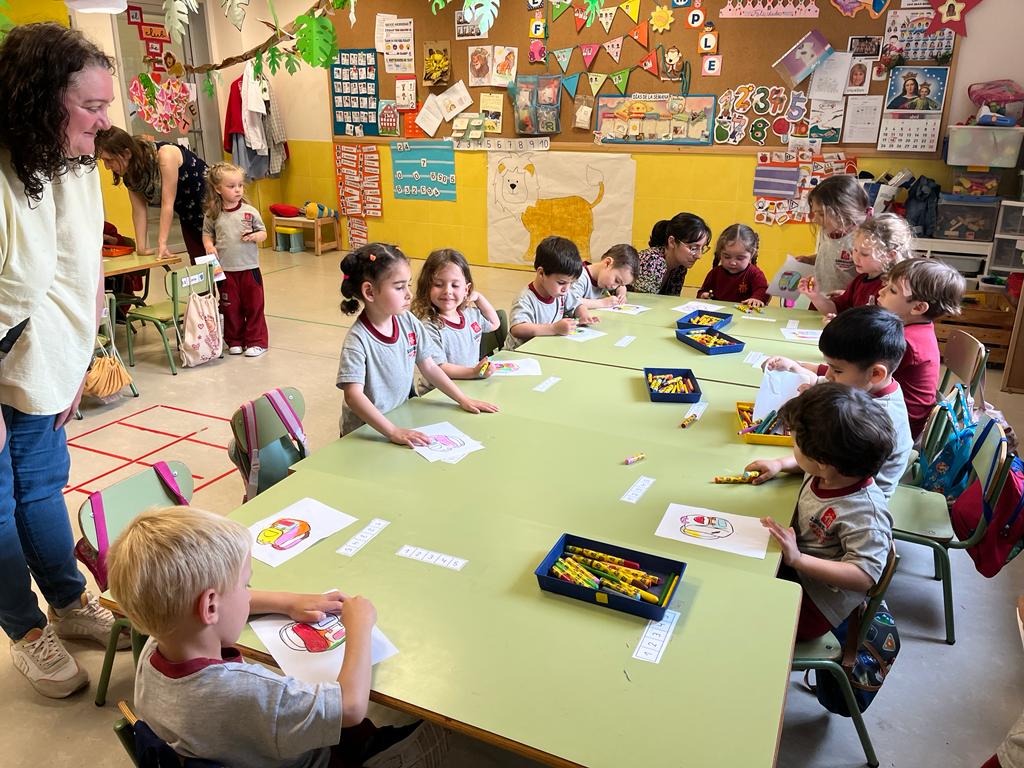 SalesianosVSJB's tweet photo. ¡La mochila invisible! Un bonito cuento contado por varias mamás de la clase de 3 años D, acerca de la importancia del poder de las palabras: si son positivas, se transforman en “pompas” y si son negativas, se convierten en “piedras”. ¿Tú qué prefieres: piedras o pompas? https://t.co/l2a0A2dqJK
