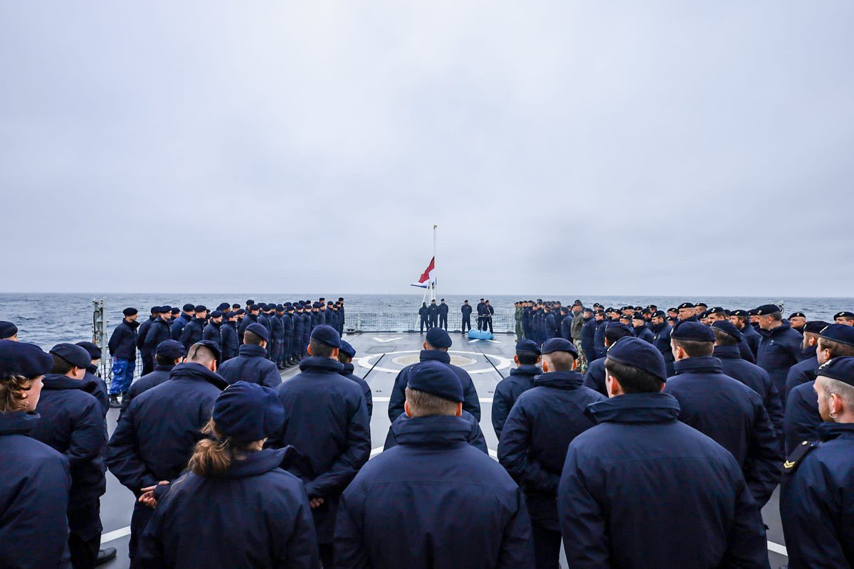 kon_marine's tweet photo. Vrijheid is niet vanzelfsprekend. Daarom zijn wij stil. Voor toen en nu. Waar dan ook ter wereld. 

Vandaag herdenken wij allen die omkwamen strijdend voor onze vrijheid. 

Opdat wij nooit vergeten. 🫡

#koninklijkemarine #4mei https://t.co/Uelr5BYB3x