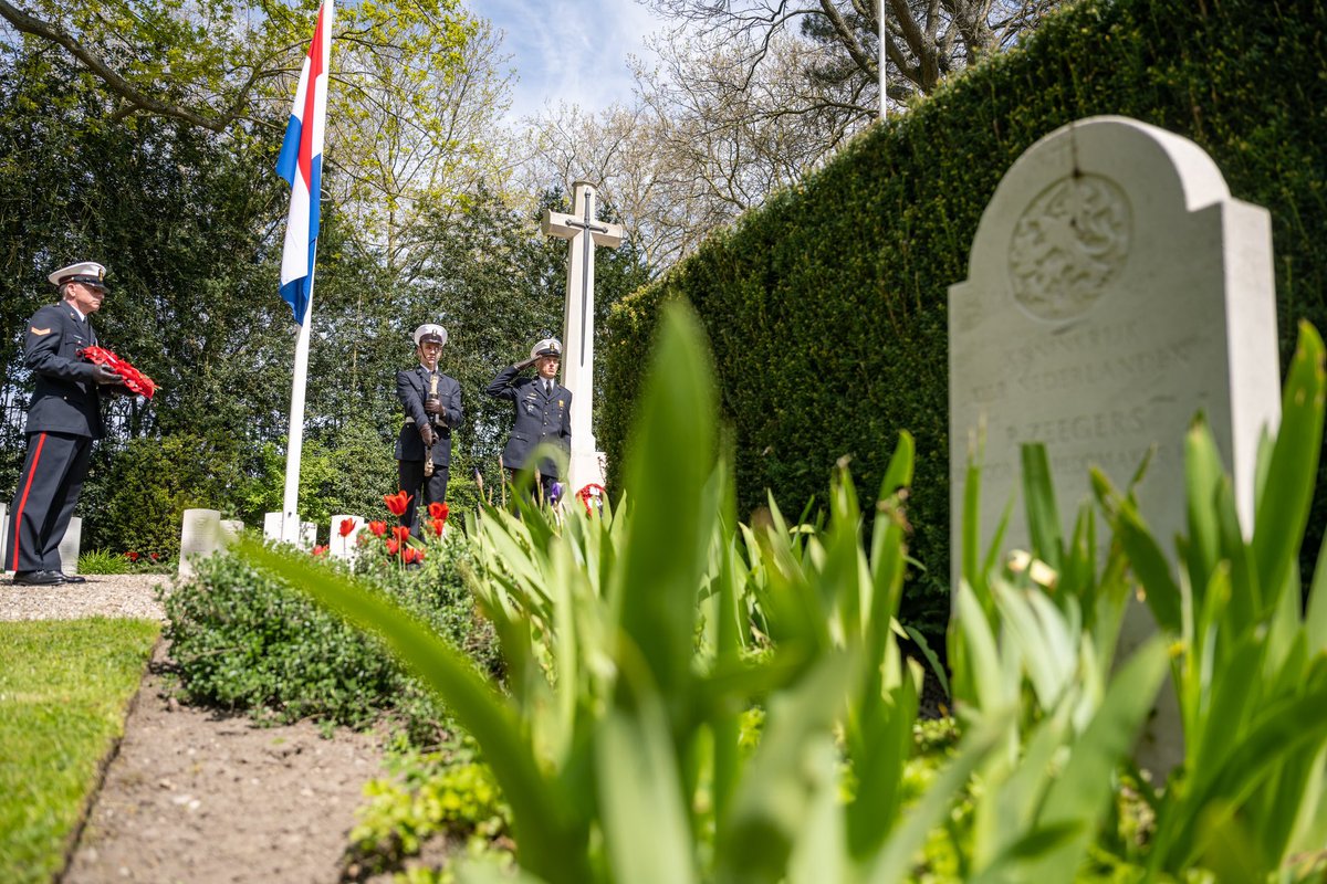 Vrijheid is niet vanzelfsprekend. Daarom zijn wij stil. Voor toen en nu. Waar dan ook ter wereld. 

Vandaag herdenken wij allen die omkwamen strijdend voor onze vrijheid. 

Opdat wij nooit vergeten. 🫡

#koninklijkemarine #4mei