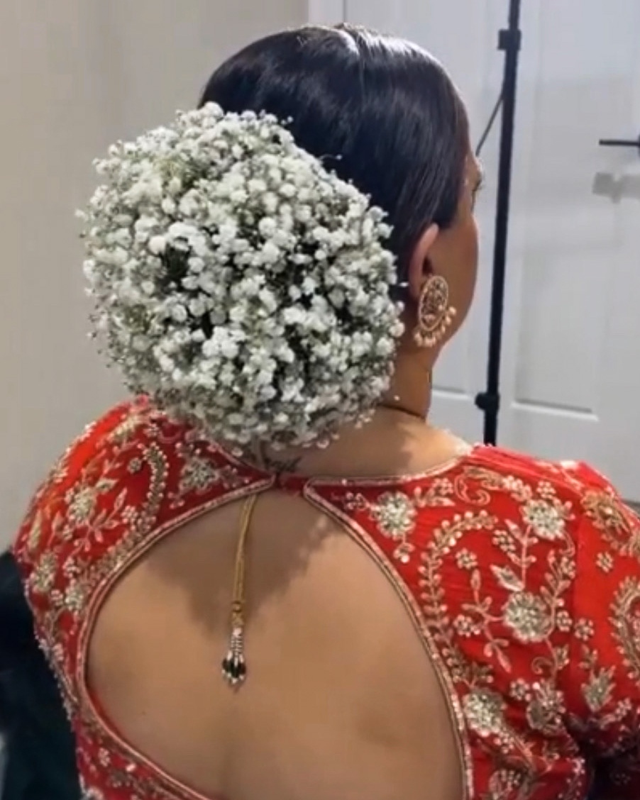 Our beautiful bridein wearing baby's breath hairpiece that we crafted! 🥰

l8r.it/U1yP

#SouthIndianWedding #indianbride #indianhair #Hairpiece #vancouverwedding #bridalflowers #weddingflorist #weddingideas #indianweddingstyle #bridalhair #indianweddingflorist
