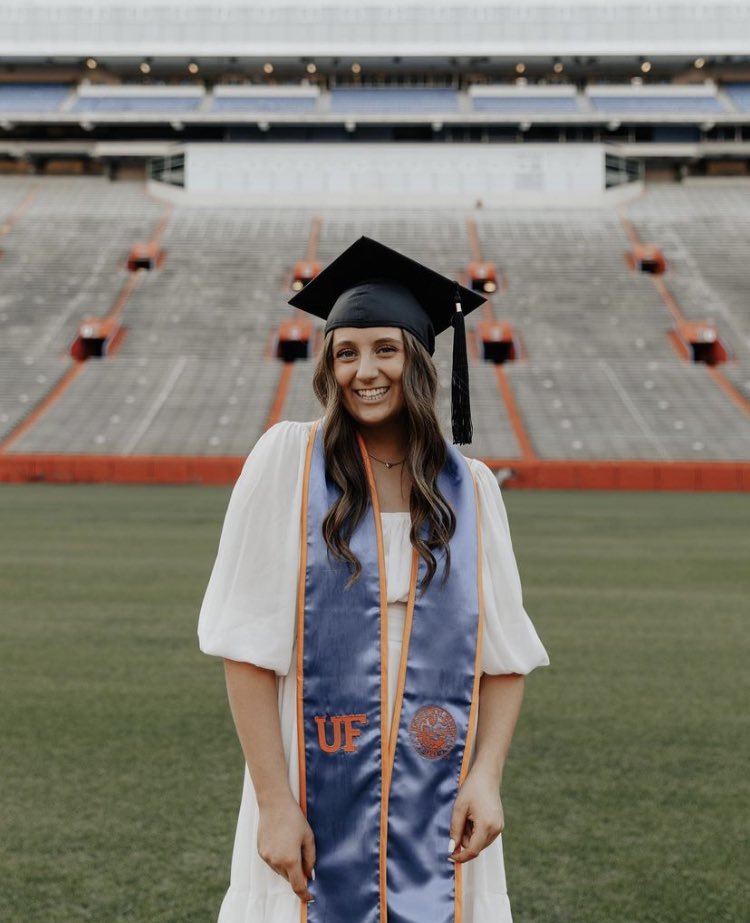 simply_yxm's tweet photo. Congratulations to Emily!
Our #ufhhpgrad #ufgrad https://t.co/aN8S23hLcu