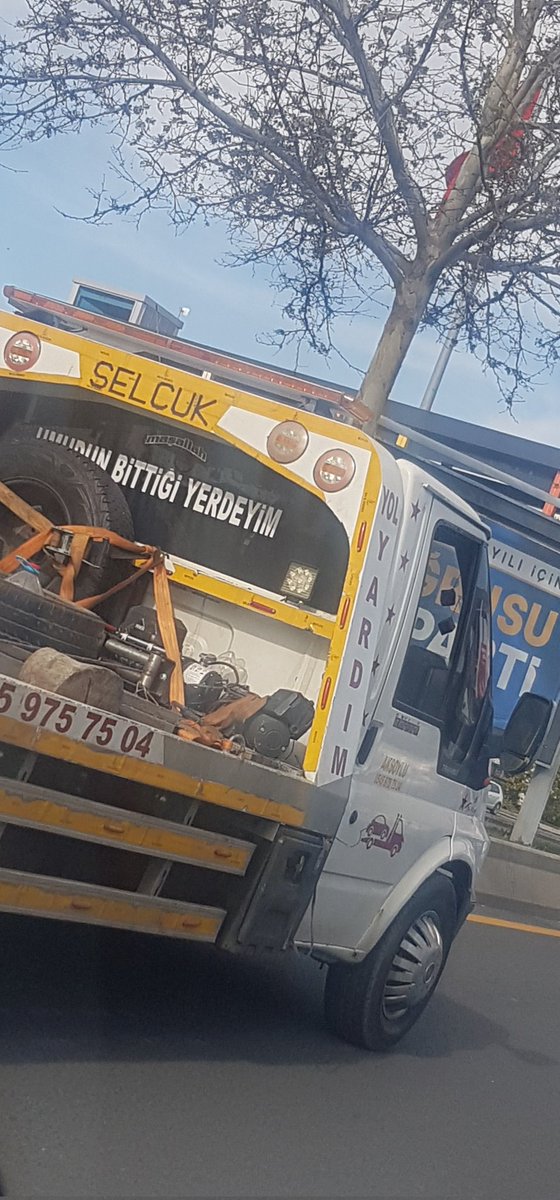 __shinesun__'s tweet photo. Kamyon arkasında yazmış olsaydı, "öldüm bittim, bittim ben" şeklinde yorumlardım. Fakat yol yardım aracında yazdığı için "işte geldim burdayım, ben bu işte ustayım" şeklinde yorumladım. https://t.co/dff4NSYHrB