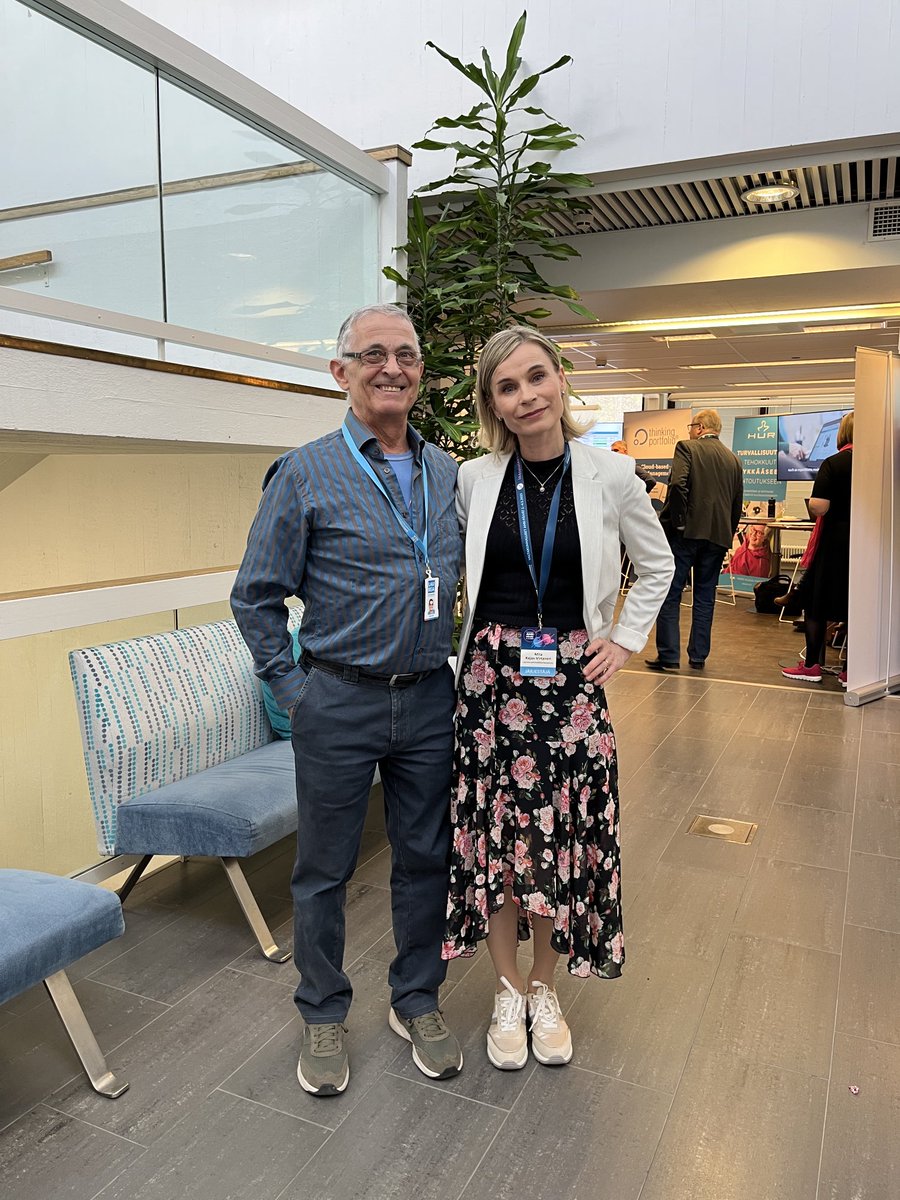 MilaKajas's tweet photo. Työpaikallani on mainiota porukkaa. Tämä libanonilaissyntyinen aulaisäntämme Nadim Alfa kertoi olleensa nuorena ainoa libanonilainen, jolla oli hokkarit. Meillähän juttua luistelemisesta riitti😊 https://t.co/CMKCWiEA81
