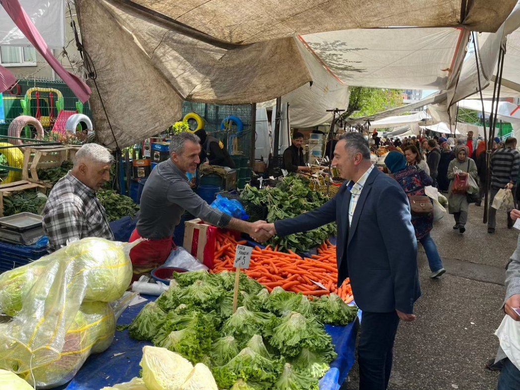 YesilsolUmr's tweet photo. Bugün Yeşil Sol Parti vekil adayımız Tuncay Gökçe'yle Armağanevler semt pazarında esnafımızla, halkımızla hayat pahallığı üzerine sohbetler ettik. Halkı yoksullaştıran bu sömürü düzenini değiştirmek için 1 oy Yeşil Sol Parti'ye 1oy demokrasiye çağrısı yaptık. https://t.co/X3ClIjAmhP