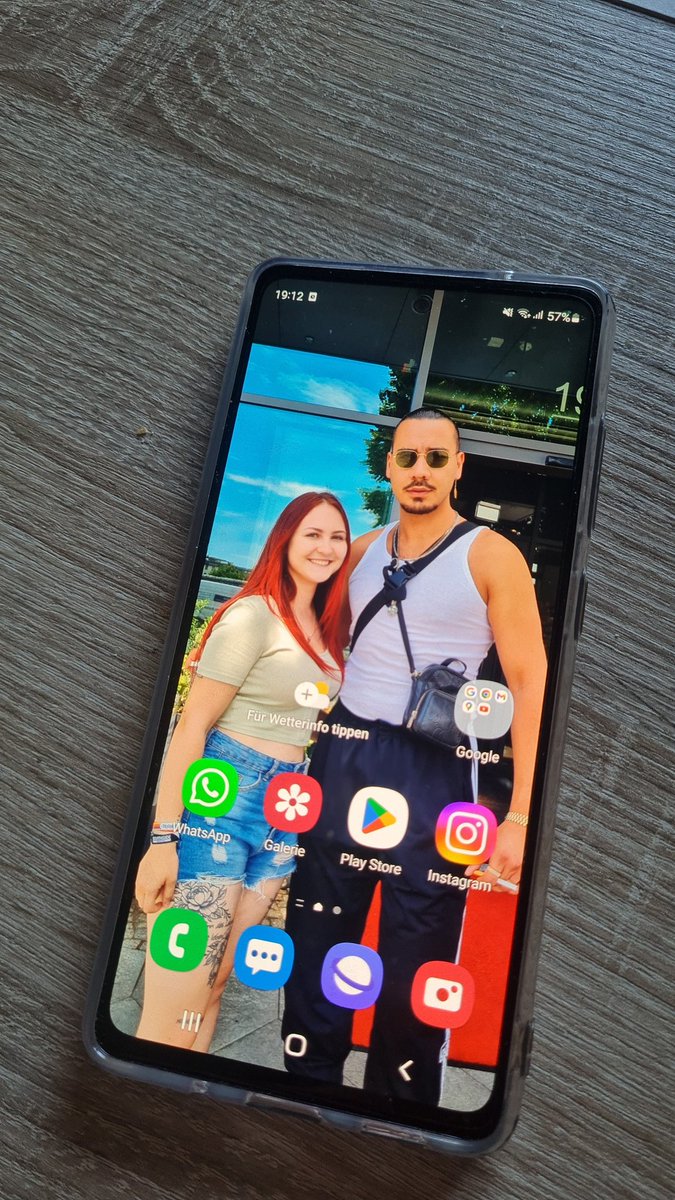 mellilchs's tweet photo. andere mütter haben ihre kinder als hintergrund, meine mutter hat ihr kind + lieblingsrapper als hintergrund https://t.co/dGuns8XPg2