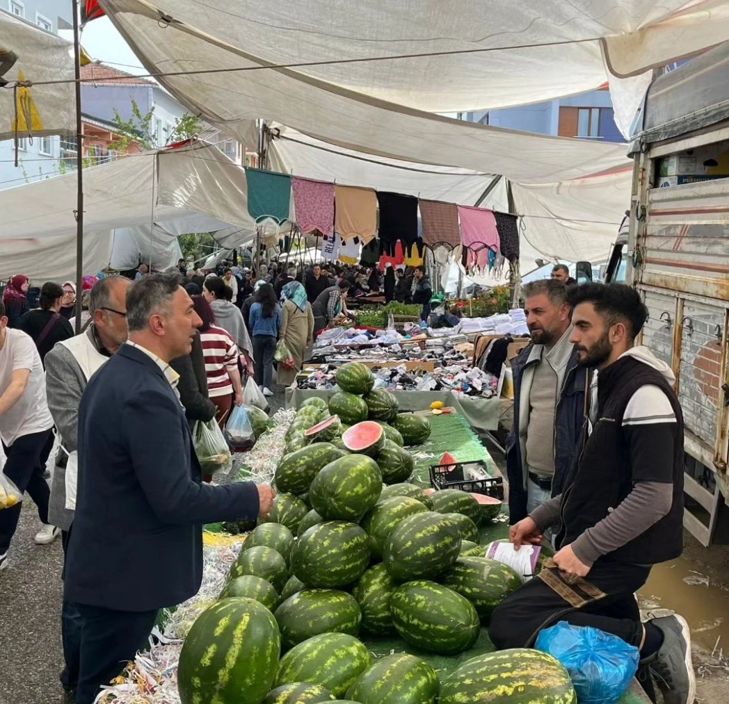 YesilsolUmr's tweet photo. Bugün Yeşil Sol Parti vekil adayımız Tuncay Gökçe'yle Armağanevler semt pazarında esnafımızla, halkımızla hayat pahallığı üzerine sohbetler ettik. Halkı yoksullaştıran bu sömürü düzenini değiştirmek için 1 oy Yeşil Sol Parti'ye 1oy demokrasiye çağrısı yaptık. https://t.co/X3ClIjAmhP