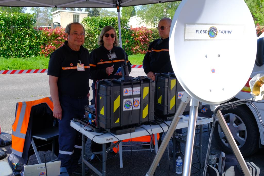 SecCivileFrance's tweet image. #Heracles📡Jour 1 : Les radioamateurs mettent en place un réseau de transmission pour assurer la continuité des télécommunications.
Risque inondation : les sapeurs-sauveteurs installent un barrage acheminé par les personnels des établissements de soutien opérationnel &amp;amp; logistique