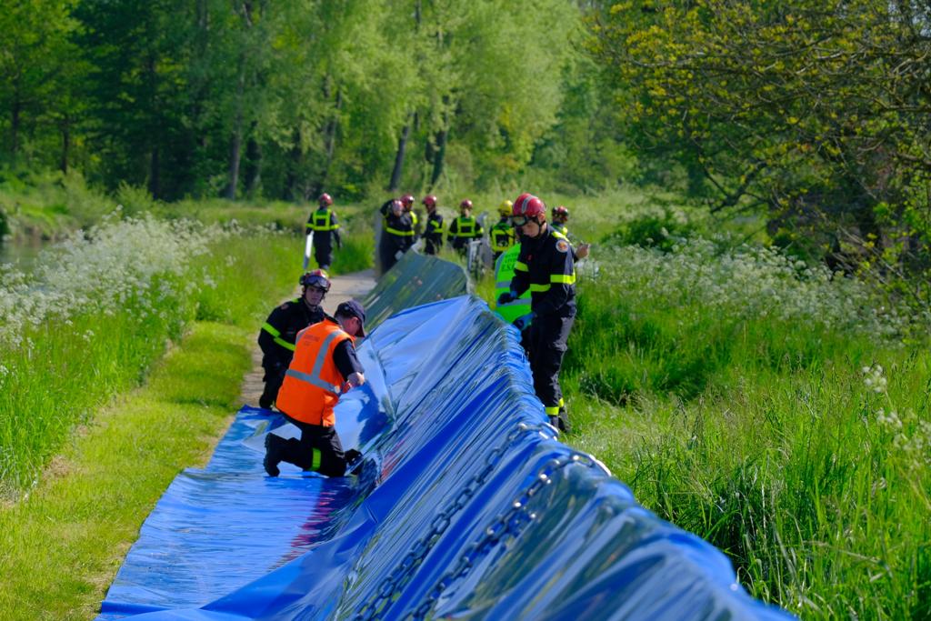 SecCivileFrance's tweet image. #Heracles📡Jour 1 : Les radioamateurs mettent en place un réseau de transmission pour assurer la continuité des télécommunications.
Risque inondation : les sapeurs-sauveteurs installent un barrage acheminé par les personnels des établissements de soutien opérationnel &amp;amp; logistique