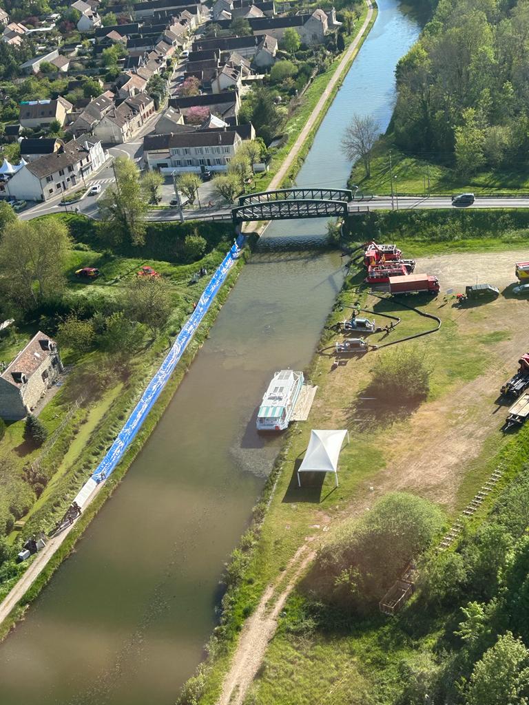 SecCivileFrance's tweet image. #Heracles📡Jour 1 : Les radioamateurs mettent en place un réseau de transmission pour assurer la continuité des télécommunications.
Risque inondation : les sapeurs-sauveteurs installent un barrage acheminé par les personnels des établissements de soutien opérationnel &amp;amp; logistique