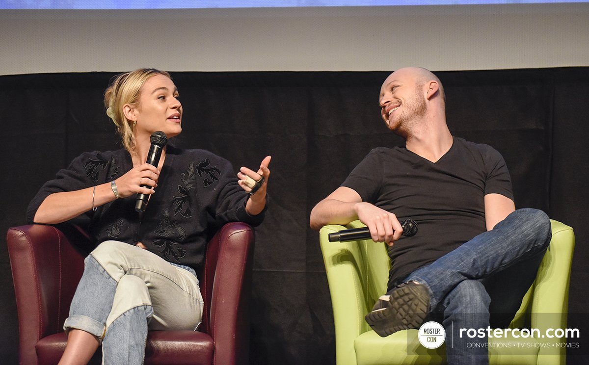 RosterCon's tweet photo. #TheLandCon5 - Les photos du second panel de groupe sont en ligne / The pictures of the second group panel are online #Outlander #TLC5 #TheLandCon
📷 https://t.co/SHFT9Nncvh https://t.co/QUEtGtlcn9
