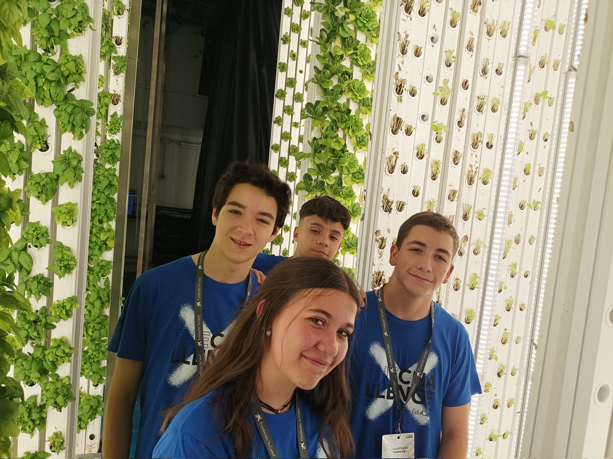 TinaNava's tweet photo. ¡Y seguimos con una visita a nuestra medida!. Visitamos las instalaciones de @grootsfarming que nos posibilita ampliar nuestra mirada y seguir aprendiendo de auténticos y reales #WorldShakers 🙌🏻🙌🏻🙌🏻 ¡Mil gracias! #TheChallengeByEduCaixa https://t.co/CHhybyt3lo