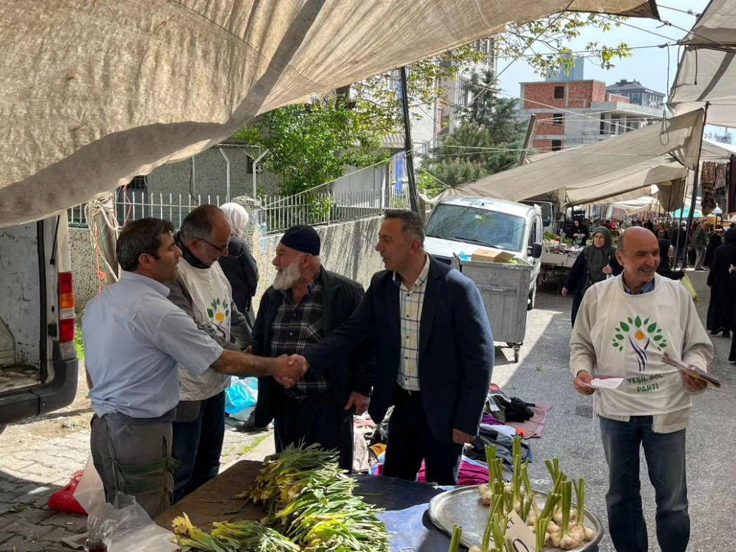 YesilsolUmr's tweet photo. Bugün Yeşil Sol Parti vekil adayımız Tuncay Gökçe'yle Armağanevler semt pazarında esnafımızla, halkımızla hayat pahallığı üzerine sohbetler ettik. Halkı yoksullaştıran bu sömürü düzenini değiştirmek için 1 oy Yeşil Sol Parti'ye 1oy demokrasiye çağrısı yaptık. https://t.co/X3ClIjAmhP