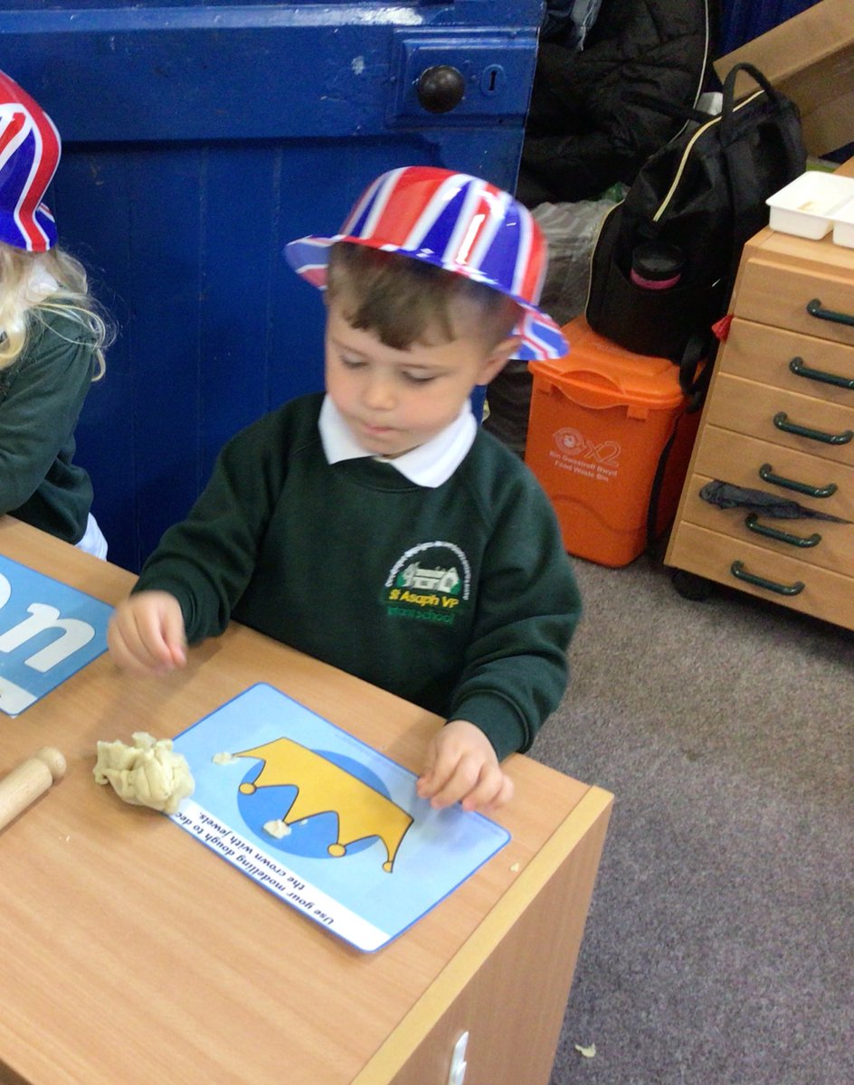 stasaphvp's tweet photo. ๐s have enjoyed their coronation enhanced provision this week. Weโve been counting the right amount of jewels for the crowns, using play dough to make jewels for a crown, colouring by numbers to create Union Jack flag & serving an afternoon tea in the water #VPEC #Coronation https://t.co/yQoMTvfsUs